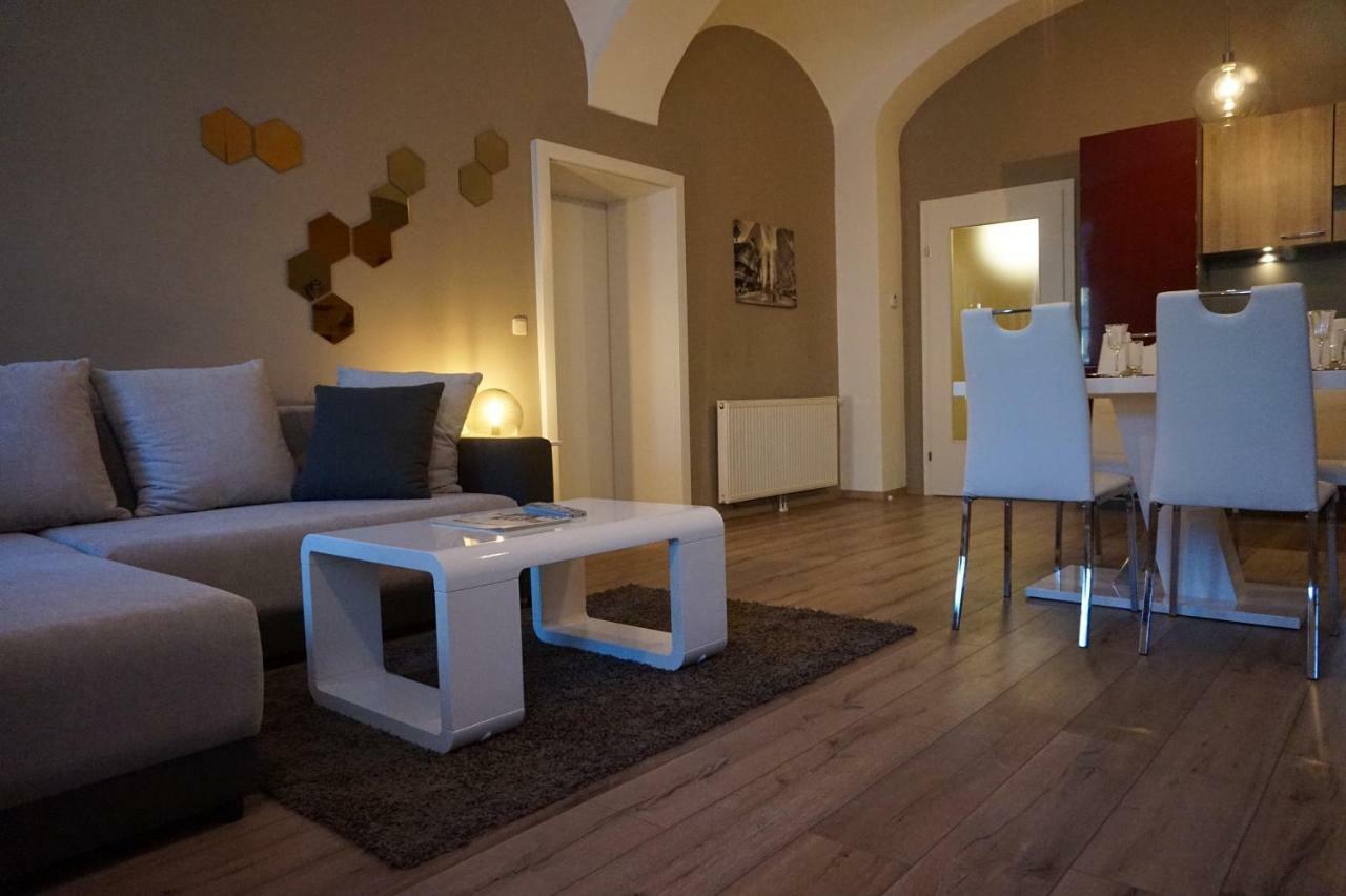 Gaestehaus Familie Loeffler - Ferienwohnung Am Stadtplatz In Личау Экстерьер фото