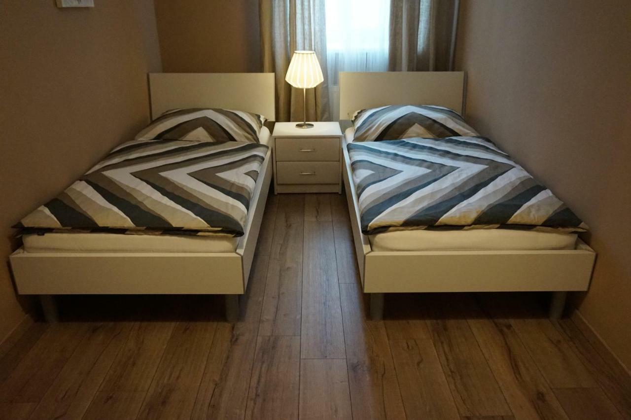 Gaestehaus Familie Loeffler - Ferienwohnung Am Stadtplatz In Личау Экстерьер фото